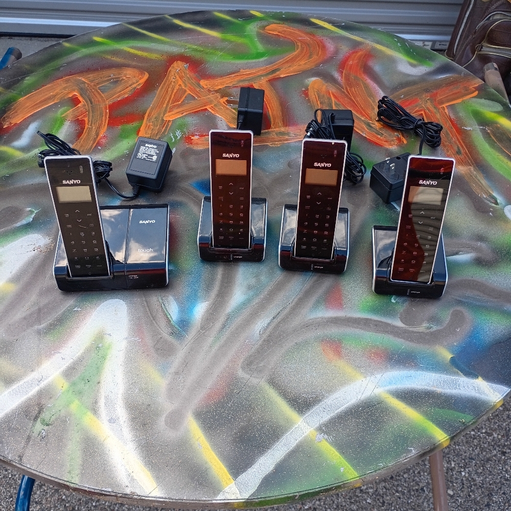 Sanyo Model CLT-D6614 4 handsets + 4 bases CORDLESS HOME PHONE SET Wireless